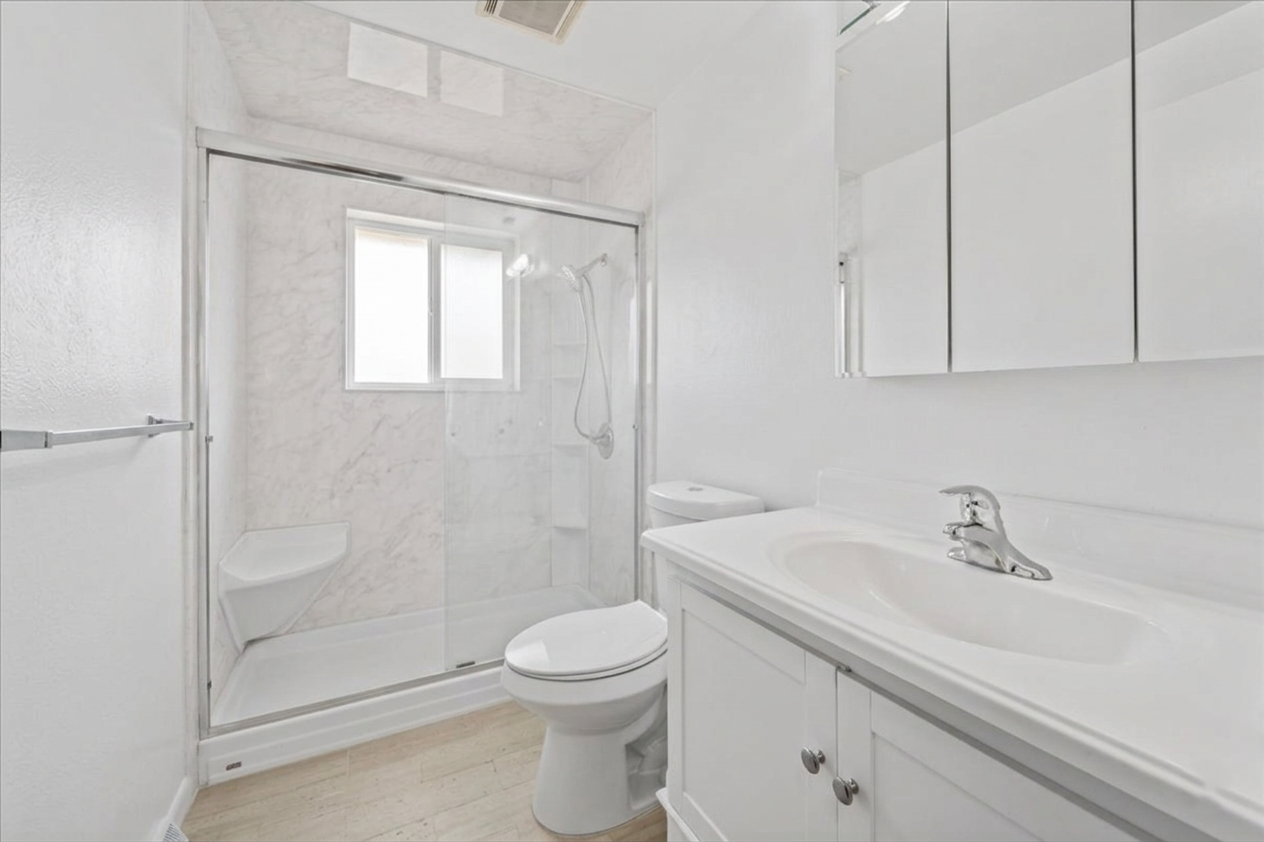Bathroom 1 Before